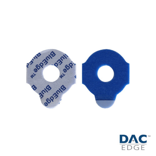 Zwei blaue Klebehalterungen mit Löchern, "Blueedge"-Etikett, DAC EDGE-Logo.