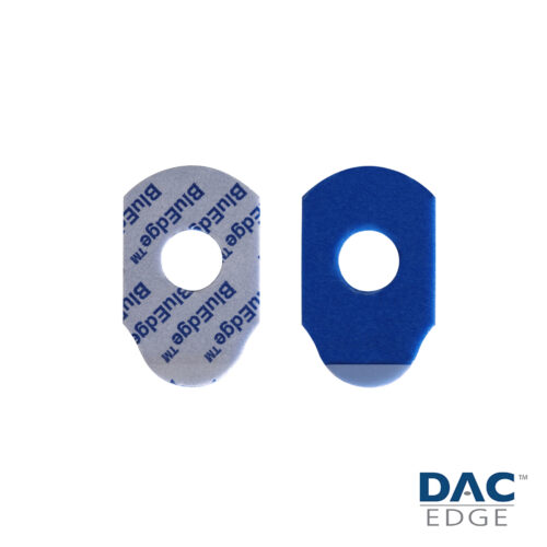 Zwei blaue Klebepads mit Löchern, DAC Edge-Logo.