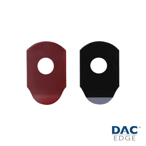Deux pièces métalliques, une rouge et une noire, avec un trou rond et une base arrondie.