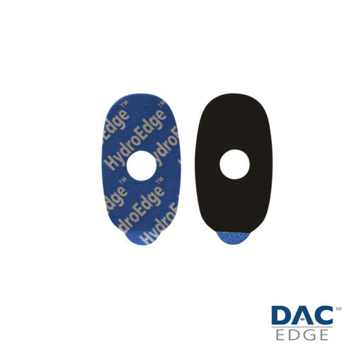 Twee ovale, blauw-zwarte beschermpads voor skihelmen met gaten in het midden en het DAC Edge-logo.