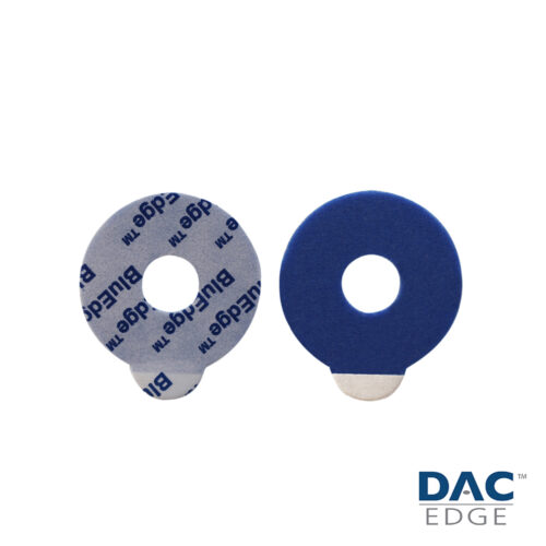 Due punti adesivi rotondi blu, uno con la stampa BluEdge e il logo DAC Edge