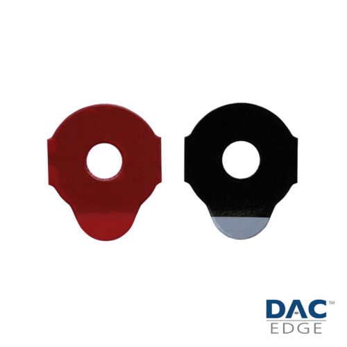 Deux lames de scie circulaires : une rouge et une noire avec le logo DAC Edge