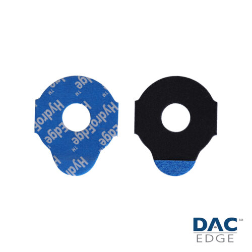 Deux tampons ronds, bleu et noir avec un trou au milieu et le logo DAC Edge.