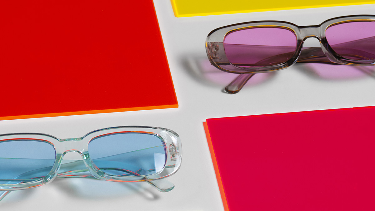 Lunettes de soleil colorées posées sur des carrés de couleur vive, stylisation moderne